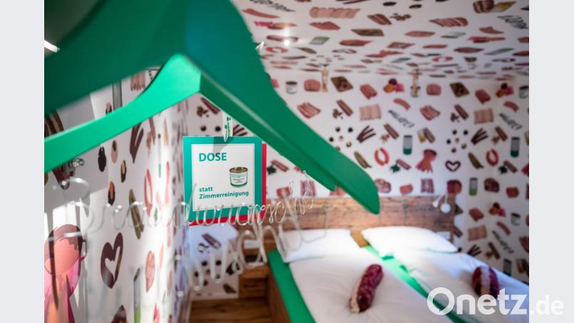 "Dose Bratwursthäck statt Zimmerreinigung" steht auf einem Türklinkenschild im Zimmer des "Bratwursthotels". Bild: Daniel Karmann/dpa