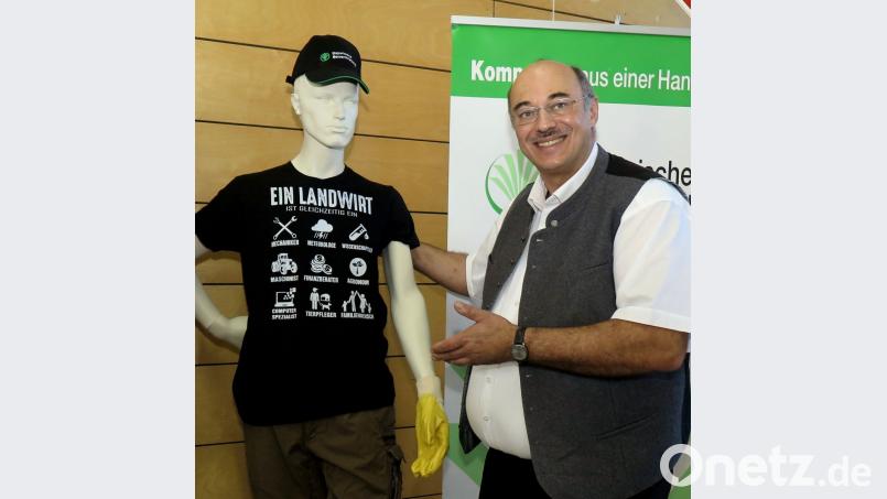 BBV-Geschäftsführer Josef Wittmann (rechts) stellte den "Tausendsassa Landwirt" vor. Bild: Hirsch