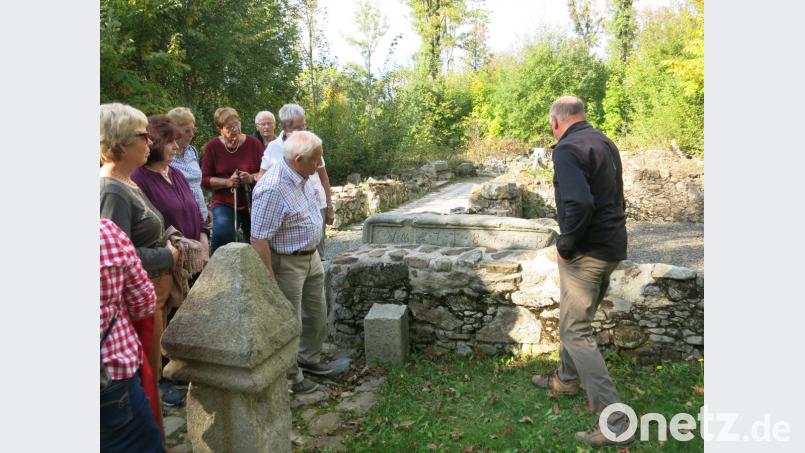 Interessiert verfolgten die Mitglieder des OWV die Ausführungen von Manfred Groß über die freigelegten Mauern, hier am damaligen Pfarrhof, des früheren Ortes Grafenried. Bild: mmj