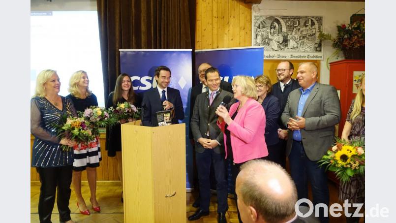 Vorgängerin Petra Dettenhöfer wünscht Stephan Oetzinger alles Gute für seine Arbeit als neuer CSU-Landtagsabgeordneter in München. Bild: Wieder