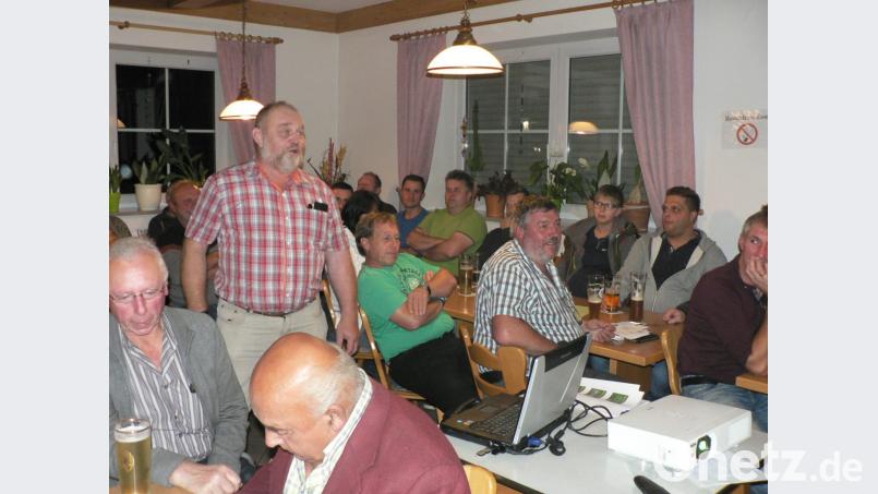 Geschäftsführer der Forstbetriebsgemeinschaft Eschenbach, Reinhard Wiesent (stehend), erläutert die Vorgehensweise bei der Aufarbeitung der Windwurfhölzer. Bild: lep