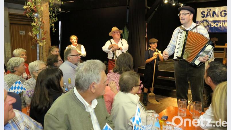 Sänger Josef Koch (rechts) schlüpfte in die Rolle des Türmers Franz Michael Koch und sang Schmählieder auf den Stadtmagistrat. Bild: Hirsch