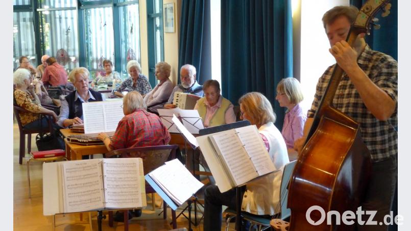 Die Volksmusikgruppe des Maria-Seltmann-Hauses unter Leitung von Josef Troidl, ein tolles Käsebuffet und zufriedene Besucher. Bild: fsb