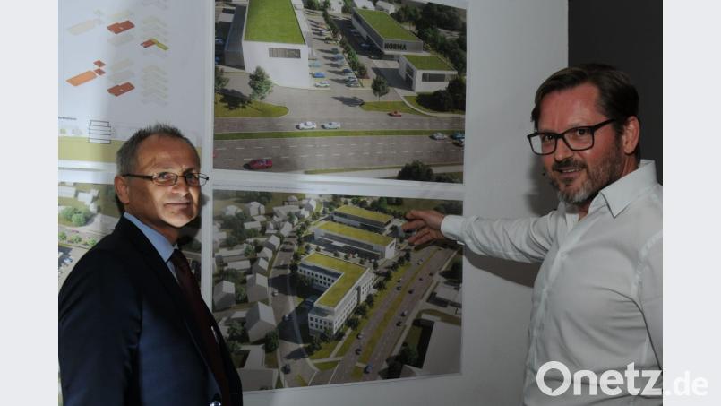 Der Amberger Architekt Stefan Vogl (rechts) und Norma-Expansionsleiter Herbert Zangl (links) stellen die gewünschte Bebauung auf dem Areal des ehemaligen Autohauses Zinkl vor. Neben einem Einkaufsmarkt sind auch ein Hotel sowie Flächen für Büros und Dienstleister vorgesehen. Bild: gf