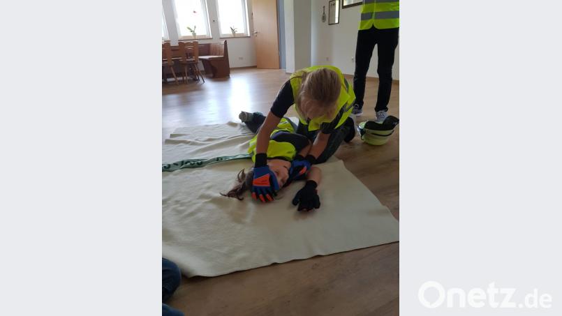 Ein wichtiger Teil der Ausbildung, ist die Erste Hilfe, hier bei der stabilen Seitenlage. Bild: slh