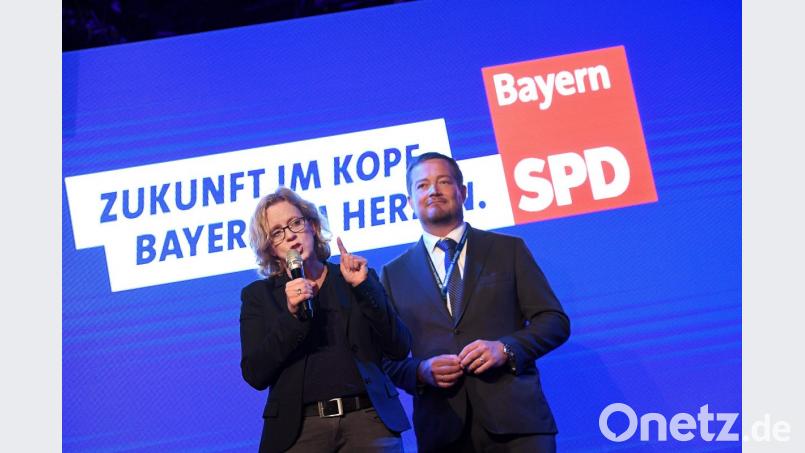 Die SPD-Spitzenkandidatin Natascha Kohnen und Generalsekretär Uli Grötsch stehen bei der Wahlparty der SPD in München zusammen auf der Bühne. Bild: Angelika Warmuth/dpa