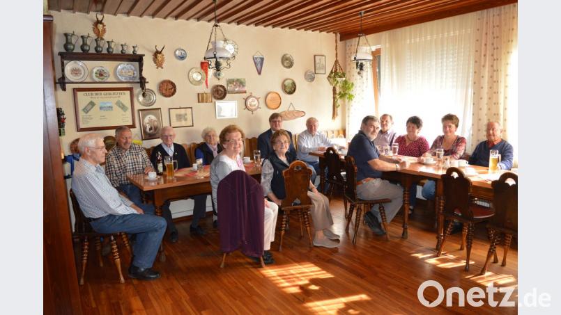 Viel Interessantes hatte der Kreisvoritzende Alfred Kerscher (Mitte hinten) zu berichten. Dafür dankte ihm VdK Vorsitznder Alfons Fuchs (Mitte). Bild: bej