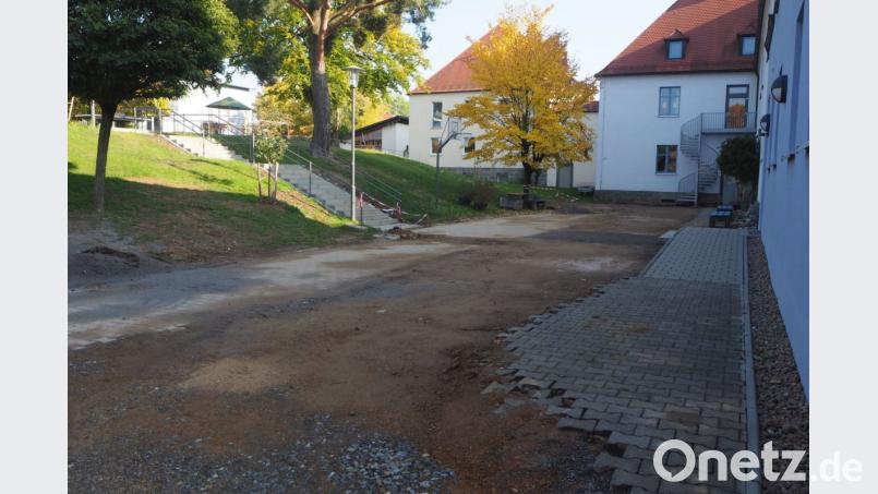 Der Schulhof ist ohne Pflaster. Die Gemeinde sucht geeignete Firmen für die anstehende Arbeit. Bild: gz