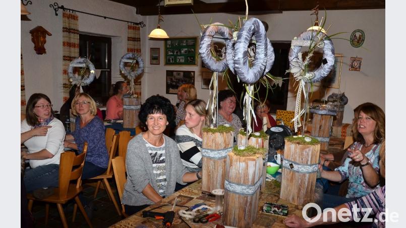 Angela Putzer (Zweite von links) gibt bei einem gemütlichen Abend in der Vereinshütte Infos und Tipps. Bild: fjo