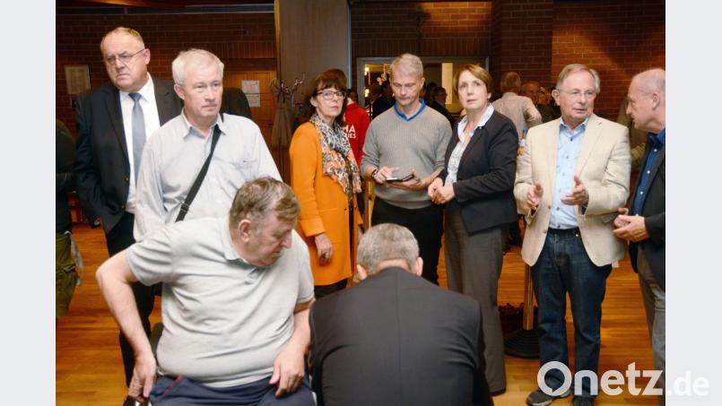 Frust pur bei der SPD - auch wenn Annette Karl (Dritte von rechts) den Wiedereinzug schaffen dürfte. Bild: Gabi Schönberger