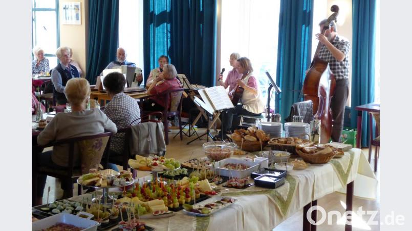 Die Volksmusikgruppe des Maria-Seltmann-Hauses unter Leitung von Josef Troidl, ein tolles Käsebuffet und zufriedene Besucher. Bild: fsb