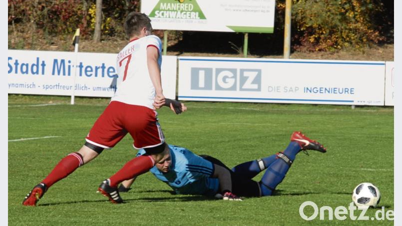 Die SpVgg Wiesau gewann das Kellerduell beim SV Steinmühle mit 3:1. Als zweifacher Torschütze glänzte Lars Saller. Diese Chance gegen den am Boden liegenden SVS-Torhüter Daniel Gold konnte Saller aber nicht nutzen. Bild: gb
