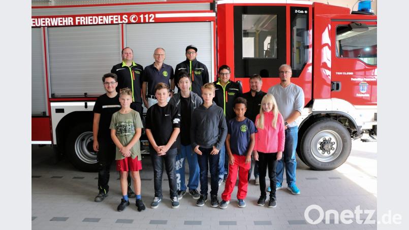 Große Freude bei der Friedenfelser Jugendfeuerwehr (vorne). Der Feuerwehrverein mit Vorstand Jürgen Kraus (hinten, Dritter von rechts) und Schriftführer Alexander Breitner (hinten rechts) überreichten für den Fleiß und das Interesse der Jugendlichen an der Wehr, 500 Euro Spende. Die Kommandanten Jürgen Schultes und Christian Bischof sowie die Mitglieder der aktiven Feuerwehr, Christian Schraml und Martin Bischof (hinten von links) freuten sich mit den Jugendlichen. Bild: bsc