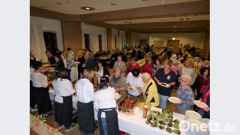 Eine Leckerei nach der anderen, da fällt die Wahl schwer. Die Helfer der Pfarrei Sankt Georg lassen sich kulinarisch verwöhnen – ein Dankeschön des Pfarrers. Bild: mng