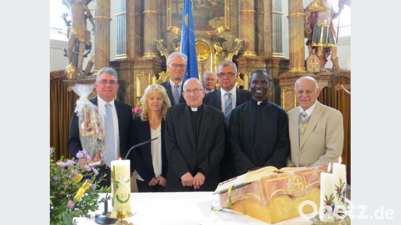 Gratulation und Dank für den langjährigen Freihunger Pfarrer (von links): Bürgermeister Norbert Bücherl, Annette Nübler, Georg Schirbl, der Jubilar Pfarrer Bernhard Huber, Hans Rumpler, Georg Fritsche, Pfarrvikar David Lubuulwa und Manfred Fritsche Bild: Jürgen Pröm