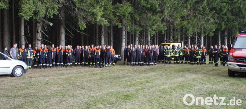 Über 100 Aktive von acht Feuerwehren waren bei der Übung im Waldgebiet Stückstein dabei. Bild: mmj