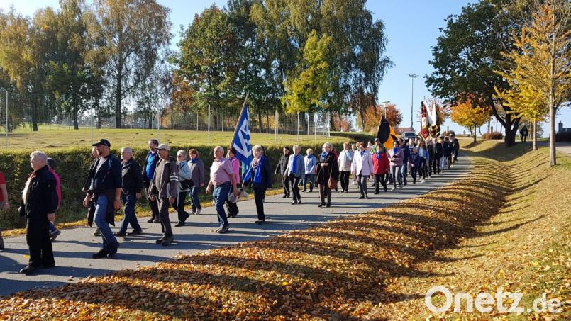 Die Vereine und Abordnungen ziehen mit Blasmusik von der Pfarrkirche zum Übersetzungsfest in die Wieskirche. Bild: gi
