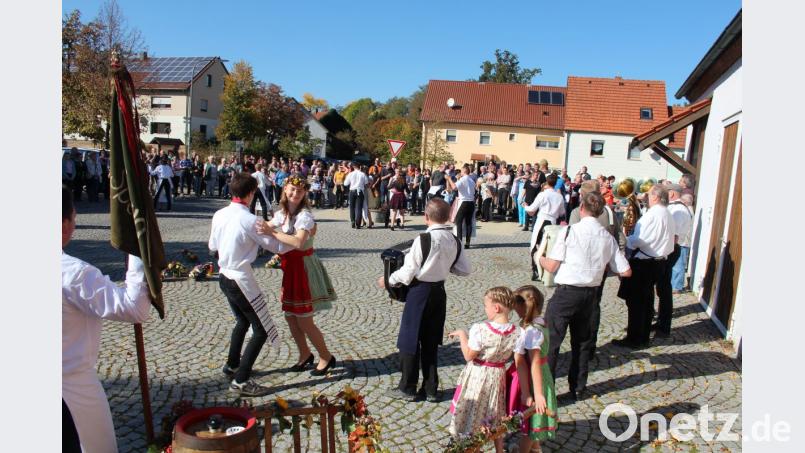 Vorm Landgasthof Imhof tanzen die Kirwaburschen und - madla auf. Bild: stg