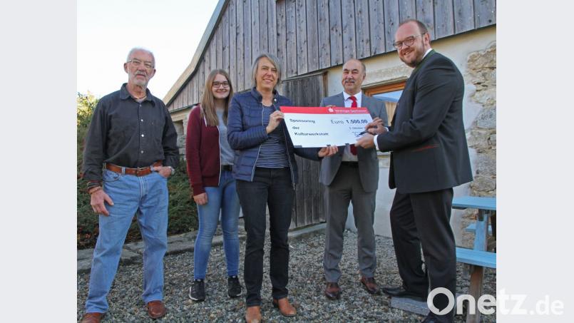Landrat Andreas Meier und Sparkassenvorstandsvorsitzender Josef Pflaum (von rechts) zeichneten den Sponsoring-Scheck ab. Werner Fritz, Julia Schmidt und Irene Fritz (von links) freuten sich über die für die Kulturwerkstatt so "wertvollen" Unterschriften. Bild: nm