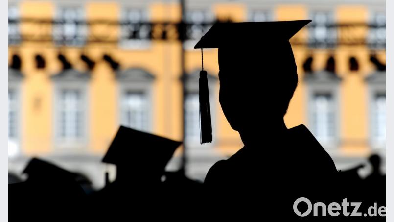Absolventen einer Universität feiern auf dem Campus in Talare gekleidet ihren Abschluss. Wer an einer Uni studiert hat, darf promovieren. Bild: Symbolbild: Fabian Stratenschulte/dpa