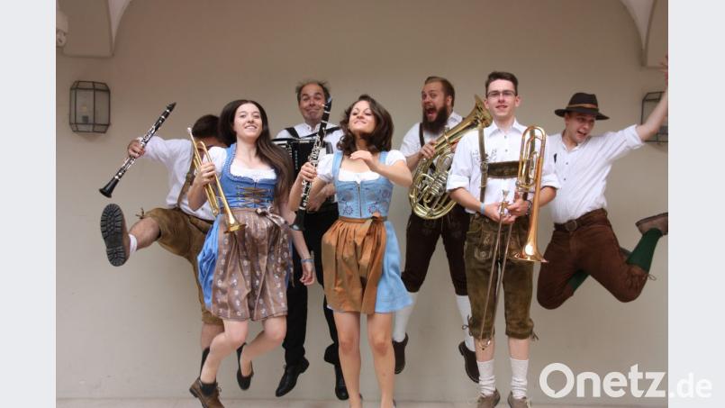 Auch die „iBlosn“ tritt beim Kirchweihabend im „Weißen Rößl“ in Neustadt auf. Die jungen Leute sind zwischen 17 und 24 Jahre alt, werden vom erfahrenen Musikanten Franz Maier geleitet und spielen mit Leidenschaft Blasmusik. Bild: exb