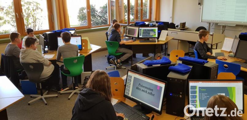 Schüler sollen heute mit Medienkompetenzen ausgestattet werden, damit sie die Medien und nicht umgekehrt beherrschen. Die Stadt steckt viel Geld in die Bildungslandschaft. Bild: dob