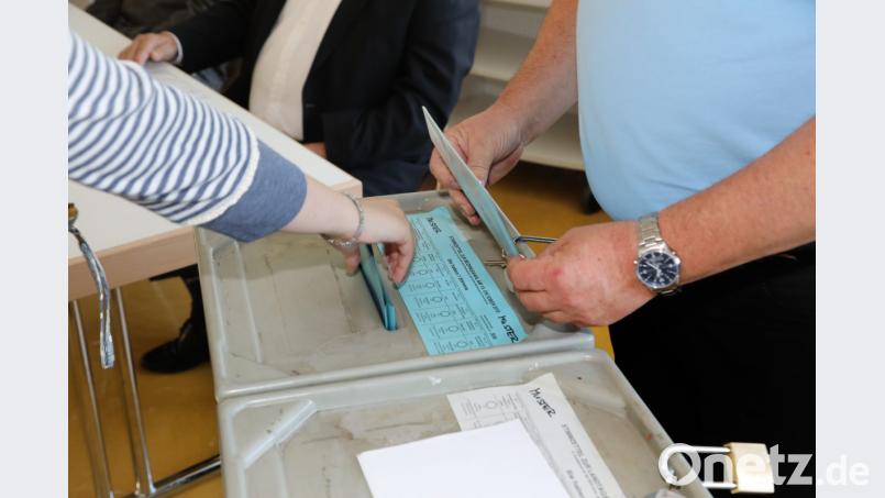 Auf den blauen Zetteln waren die Stimmen für den Bezirkstag abzugeben. Chancen auf einen Platz im Gremium hat neben dem Direktwahlsieger Landrat Thomas Ebeling (CSU) wohl aus dem Landkreis noch maximal der AfD-Kandidat. Bild: Götz
