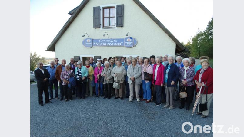 Einen tollen Kirwa-Ausflug unternehmen die Schlichter Senioren zum Armesberg bei Kulmain, wo sie es sich in der Ausflugsgaststätte Mesnerhaus gut gehen lassen. Bild: ct
