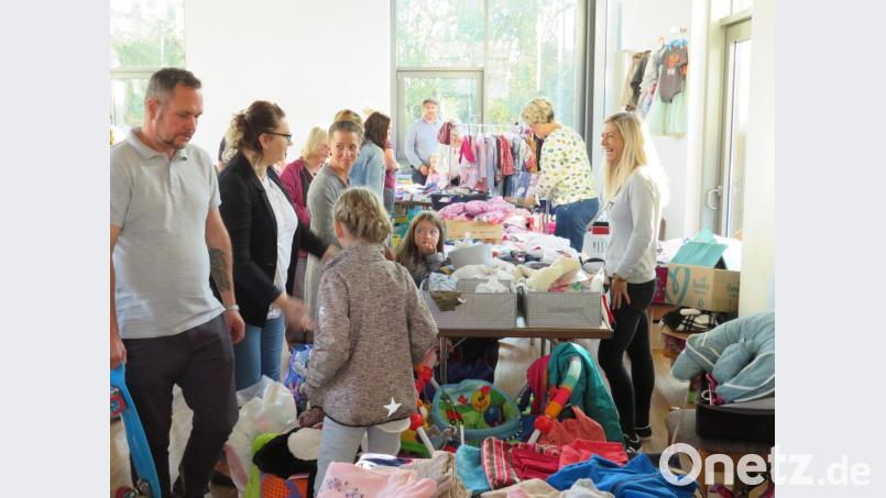 Eine freundschaftliche Atmosphäre herrscht beim Kinderbasar des Elternbeirats der Kita Arche Noah. Bild: adj