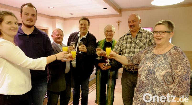 Im 30. Jubiläumsjahr der Geschäftsgründung in Stulln eröffnete die Bäckerfamilie Ritz eine Filiale in Dürnsricht. Ruhestandspfarrer Johann Schächtl (Dritter von rechts), Bürgermeister Christian Ziegler (Mitte) und der ehemalige Bäckereibesitzer Friedebert Brand (links daneben) stießen mit Bäckermeister Georg Ritz (Zweiter von rechts), Gattin Martina (rechts), Juniorbäckermeister Christoph Ritz (Zweiter von links) und seiner Freundin Kathrin (links) auf gutes Gelingen an. Bild: ohr