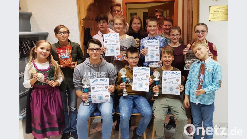 Pokale und Urkunden gibt es für die fünf Besten des Oktoberfestschießens der Jungschützen beim Schützenverein „Hubertus“. Alle Teilnehmer erhalten Oktoberfest-Leckereien. Bild: du
