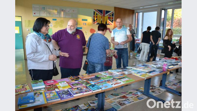 Viele Besucher feiern beim Herbstfest der Mittelschule. Bild: exb