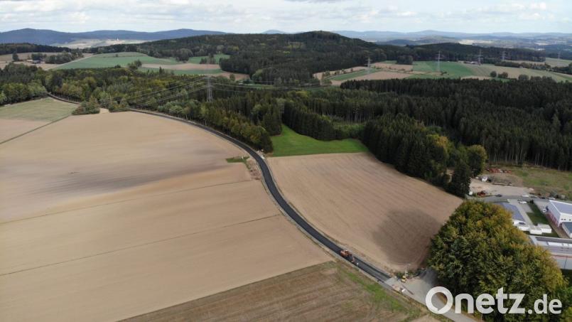 Der neu ausgebaute Hütbrunnenweg führt direkt am Gewerbegebiet vorbei. Nun soll dieses für die Ansiedlung von weiteren Betriebe ausgeweitet werden. Bild: dob