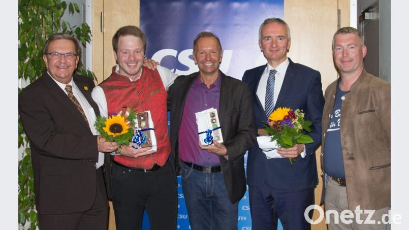 Am Ende doch noch fröhliche Gesichter bei der CSU: Der Amberger Kreischef Stefan Ott (rechts) dankt den Kandidaten bei der Wahlparty im ACC am Sonntag mit kleinen Geschenken. Von links: Martin Preuß, Henner Wasmuth, Thomas Bärthlein und Harald Schwartz. Schwartz errang erneut das Direktmandat für den Landtag, Preuß das für den Bezirkstag. Bild: Pia Regnet