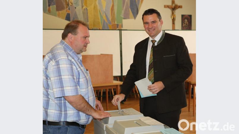 Im Pfarrheim in Rappenbügl (Stadt Maxhütte-Haidhof) wirft Landrat Thomas Ebeling seine Stimmzettel in die Urnen. Aus der Bezirkswahl geht der CSU-Kandidat als klarer Sieger hervor. Bild: Gerhard Götz