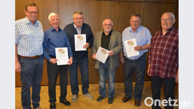 Vier Gründungsmitglieder wurden bei der 50-Jahrfeier des VduG geehrt. Im Bild (von links) 2. Vorsitzender Willi Glaßl, Alfred Hecht, Karl-Heinz Ernstberger, Ernst Bayer, Manfred Bäcker und Vorsitzender Günter Schampera. Bild: jr