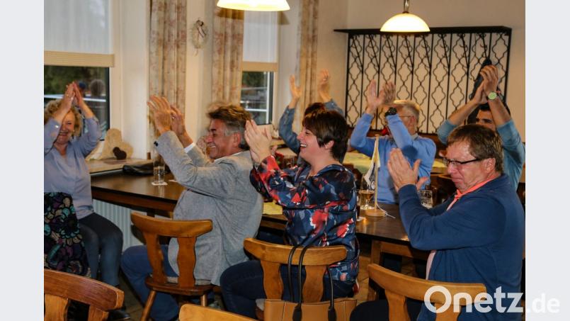 Die ersten Hochrechnungen lassen die Grünen bei ihrer kleinen Wahlparty im Gasthaus &quot;Zur Fantasie&quot; in Kemnath jubeln. Zu diesem Zeitpunkt weiß Anna Toman (vorne, Zweite von rechts) noch nicht, ob sie es in den Landtag schafft. Bild: rw
