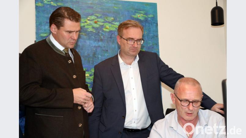 Wo sind die Hochburgen, wo die tiefsten Werte? Die CSU-Direktkandidaten und Wahlsieger Alexander Flierl (Mitte) und Thomas Ebeling (links) schauten Flierls Büroleiter Reinhard Bergmann gespannt über die Schulter. Bild: Götz
