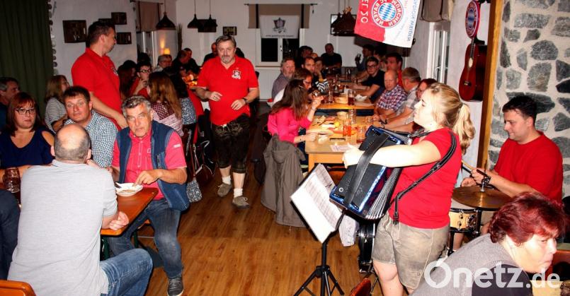Gaudi und gute Stimmung gab es beim Bayern-Fanclub &quot;Gute Freunde&quot; und dem Zoiglfest in der Brettlhüttn. Bild: zer
