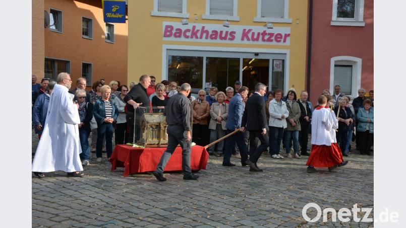 Einzug des Reliquienschreins auf den Therese-Neumann-Platz. Bild: jr