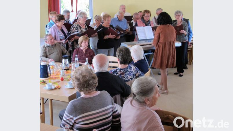 Die Damen und Herren vom Gesangverein geben unter Leitung von Larissa Burgardt ihr Können preis, den Zuhörern gefällt es. Sie lassen sich dazu Kaffee und Kuchen schmecken. Bild: wlr