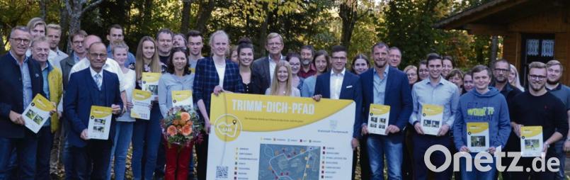 Stolz präsentiert das P-Seminar Sport des Stiftland-Gymnasiums gemeinsam mit seinen Unterstützern das neue Konzept des neugestalteten Trimm-Dich Pfads der Kreisstadt. Bild: prbr