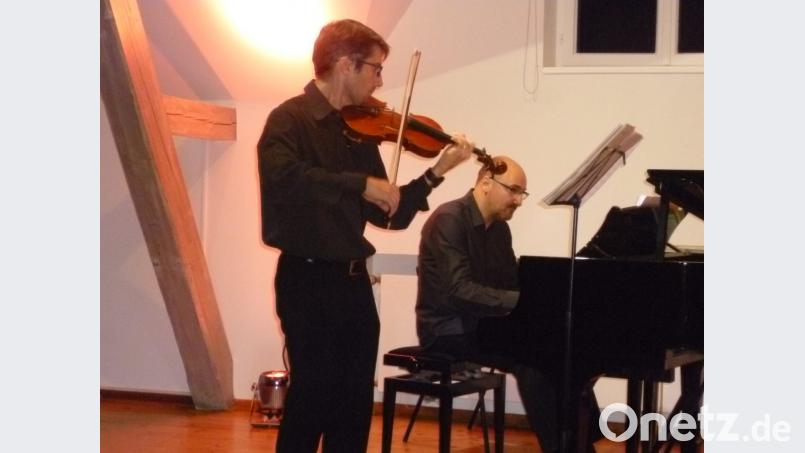 Pianist und Komponist Edorado Bruni (rechts) und Violinist Ivo Crepaldi trafen im harmonischen Zusammenspiel im Oberpfälzer Künstlerhaus stets die richtige Stimmung. Bild: tie