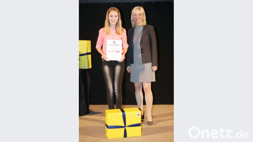 Staatssekretärin Carolina Trautner vom Bayerischen Staatsministerium für Unterricht und Kultus (rechts) überreichte Lea Hönig den „Superpreis 2018“. Bild: Bayerisches Kultusministerium