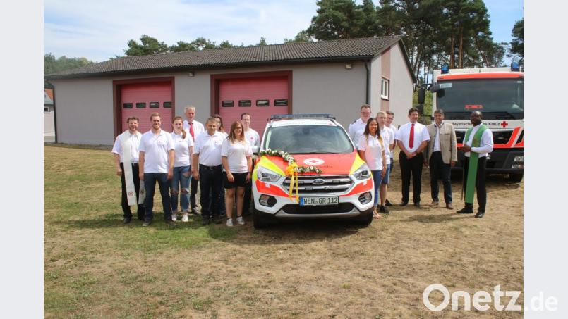 Das Team des HvO freut sich mit Bürgermeister Edgar Knobloch und den Gemeindepfarrern über den brandneuen Ford Kuga. Bild: sne