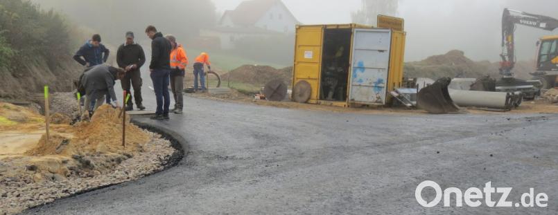Die Asphaltierungsarbeiten sind mittlerweile beendet. Jetzt stehen noch die Profilierung der Gräben und das Anlegen der Bankette auf dem Maßnahmenkatalog. Bild: Köppl, Georg