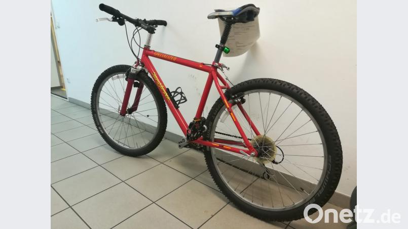 Wer vermisst dieses rote Mountainbike? Er kann es bei der Bundespolizei am Weidener Bahnhof abholen. Bild: exb