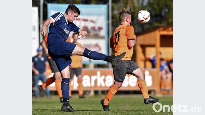 Der Windischeschenbacher Andreas Kische (links) klärt vor dem heranstürmenden Simon Schönberger (Kirchendemenreuth). Der TSV Kirchendemenreuth entführte mit 1:0 die Punkte aus Windischeschenbach. Bild: Büttner