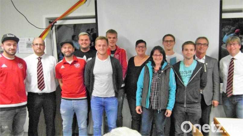 Die Vorsitzenden Christian Lukas (rechts) und Marcus Völkl (Zweiter von links) ehren Mitglieder für 15 Jahre Treue beim SV Waldeck. Bild: hl