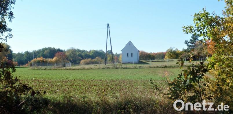 Ziemlich einsam steht das Pumpenhäuschen im Eichelbachtal zwischen Kohlberger Mühle und Sportplatzgelände. Der Tiefbrunnen darunter macht dem Gemeinderat große Sorgen. Bild: jml